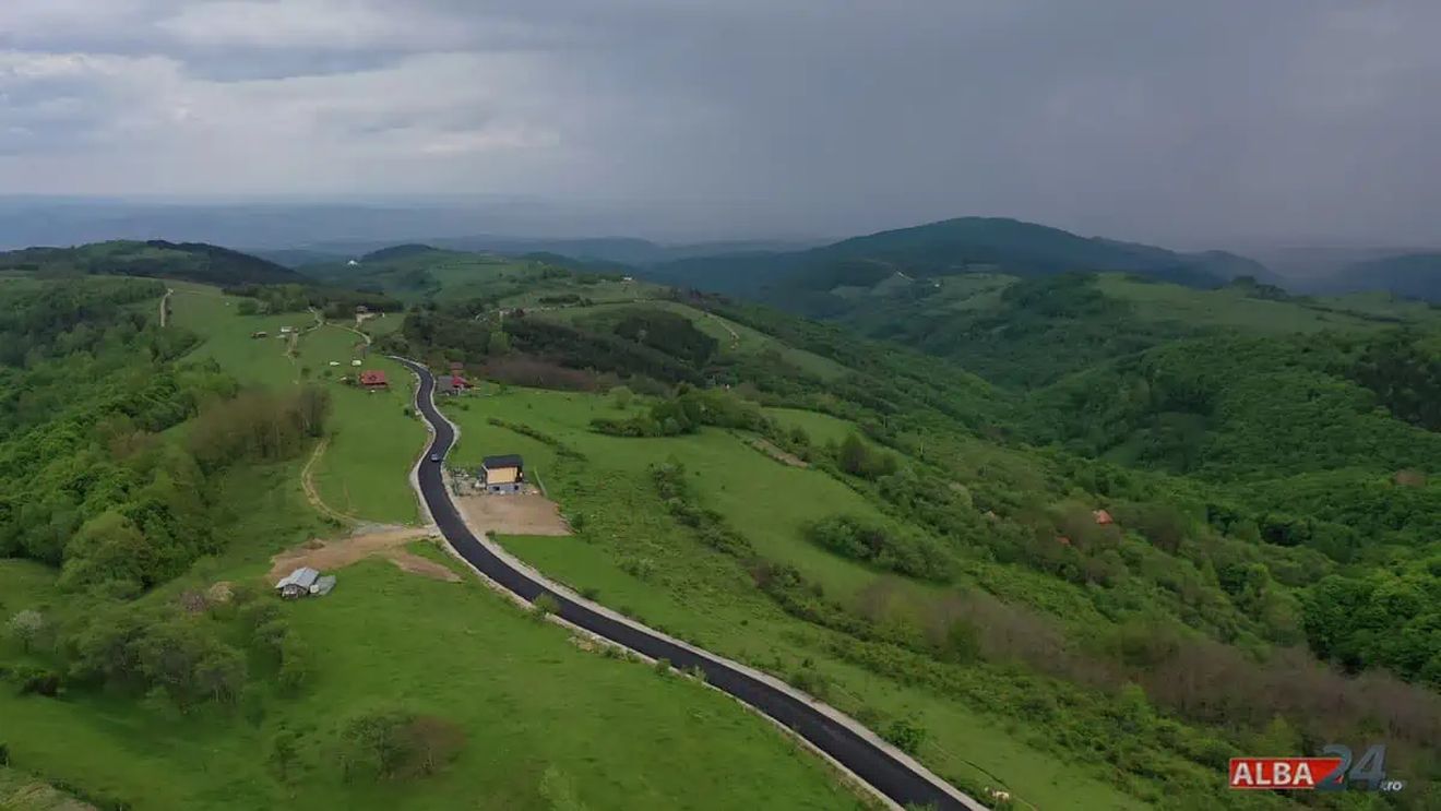 Transapuseana, cel mai spectaculos drum din Alba, se deschide în această vară / Traseul este presărat de case tradiționale părăsite, cu acoperiș țuguiat de paie / Investiție de 358 de milioane de lei