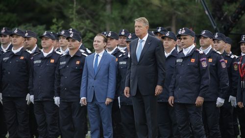 Klaus Iohannis, alături de Florin Cîțu la Ziua Pompierilor: Munca voastră este tot mai legată de încălzirea globală/ Trebuie să creăm o cultură a prevenției, pentru ca oamenii să știe cum să reacționeze în situațiile de urgență majoră