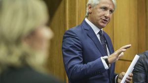 Fondul de Investiții pentru adminstrația locală va fi administrat în  comun de Ministerul Finanțelor și Comisia de Prognoză; Ministerul Dezvoltării, ținut departe de cele 10 miliarde de euro