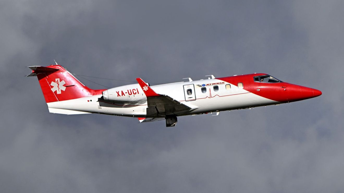 Un avion medical care transporta un copil pacient și alte 5 persoane s-a prăbușit în Philadelphia peste mai multe case care au luat foc
