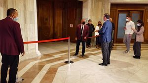 FOTO Negocieri PSD-PNL cu urlete, ziariștii sunt ținuți la distanță de sala discuțiilor pentru a nu mai auzi schimburile de replici