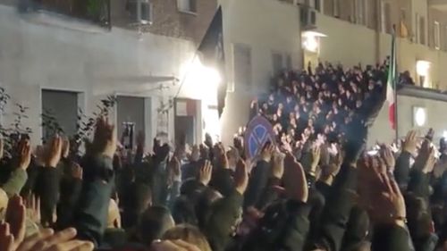 Manifestație controversată la Roma: Sute de persoane fac salutul fascist în public / ”Era ca în 1924, la apogeul perioadei fasciste”