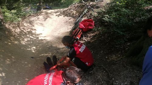 VIDEO Brașov: Un bărbat a căzut în gol aproximativ 30 de metri în Piatra Craiului, fiind solicitată intervenția elicopterului