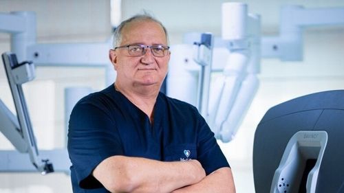 Prof. dr. Ioan Coman, MedLife Polisano Sibiu, pionier al chirurgiei robotice în România: „Chiar și în operațiile robotice de amploare, durerile postoperatorii sunt net reduse, mobilizarea pacientului fiind posibilă din ziua operației”