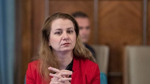 Ligia Deca a făcut apologia legilor educației la Senat, unde pachetul „România educată” este votat în ziua în care greva generală paralizează școlile