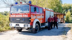 Serviciu privat de pompieri, dotat cu autospecială de stingere a incendiilor, în Parcul Natural Văcăreşti