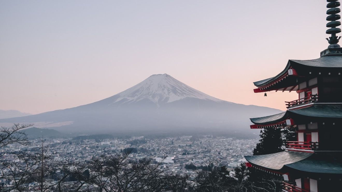 Un oraş din Japonia începe să blocheze priveliştea Muntelui Fuji pentru turişti / Localnicii s-au plâns de comportamentul nepotrivit al turiştilor avizi de fotografii
