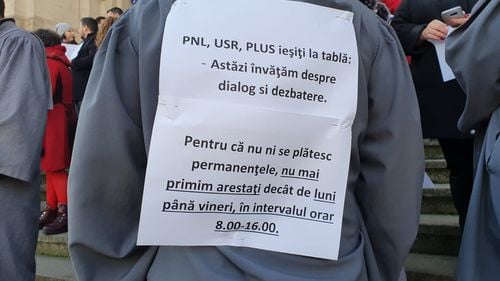 Grefierii au protestat din nou pe treptele Curții de Apel București