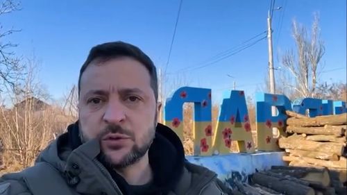 VIDEO Președintele Zelenski a vizitat Donbasul, în apropiere de linia frontului, la doar 45 de km de Bahmut, epicentrul luptelor cu rușii
