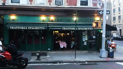 Cum ar putea sa arate mâncatul în oras dupa redeschiderea restaurantelor. Cazul Americii