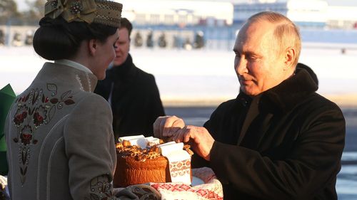 VIDEO Putin a sosit în Belarus pentru discuții cu Lukașenko / Liderul rus, întâmpinat cu pâine, sare și un buchet de flori