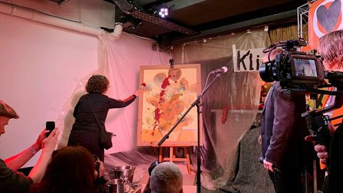 Germania: Vizitatori la muzeul clubului de fotbal St. Pauli din Hamburg au împroșcat cu piure de cartofi tabloul „Vază cu cincisprezece flori” al pictorului Vincent van Gogh