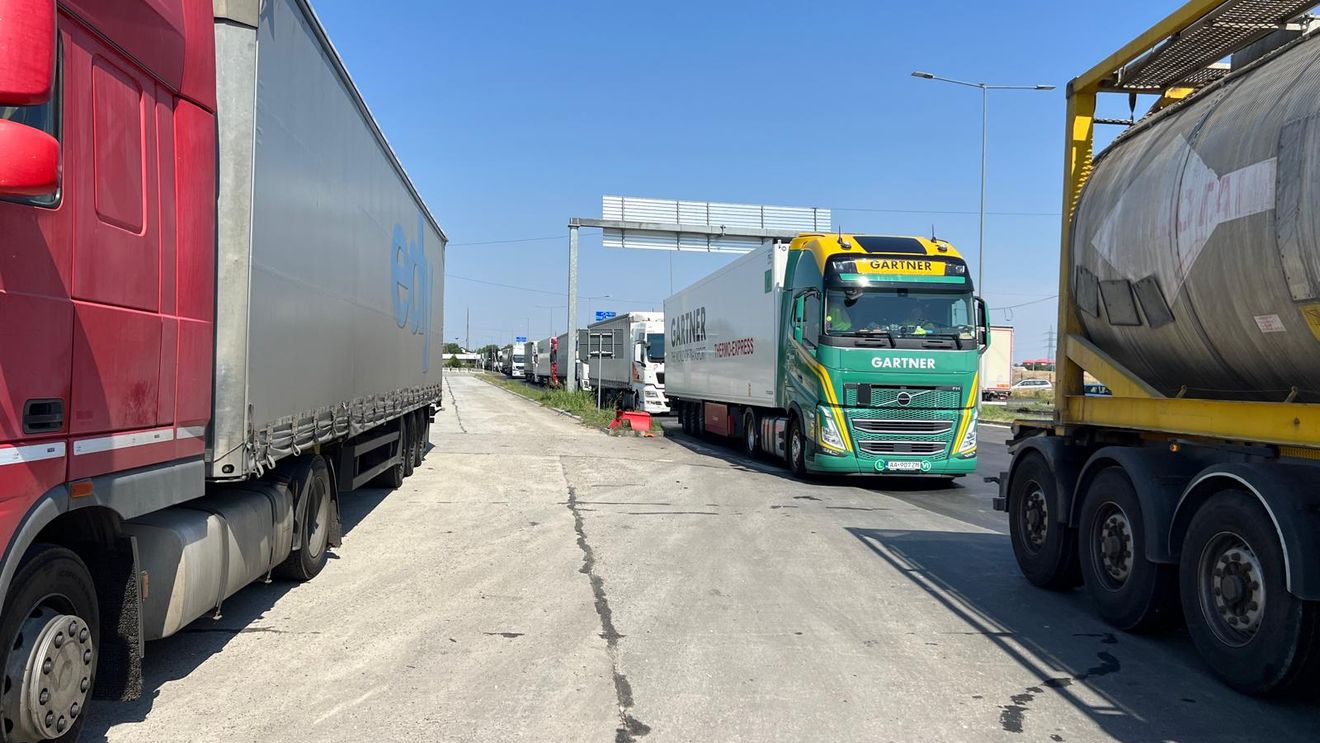 Aglomeraţie la ieşirea din ţară pe la Gurgiu, din cauza lucrărilor la pod / Traficul dirijat / Ieşiri alternative din ţară
