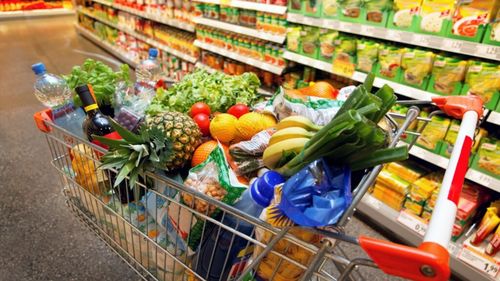 Eurobarometru 2025: Românii pun siguranța alimentară pe primul loc / 51% dintre cetățenii României consideră acest criteriu cel mai important, înaintea costului (45%) și a gustului (41%)
