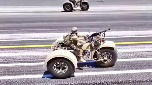 Trike-ul militar Konung: monstru cu trei roți uriașe și o mitralieră produs în Belarus