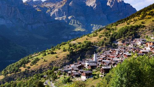 Câți bani primești - dar și cât trebuie apoi să investești - ca să te muți într-un paradis elvețian depopulat