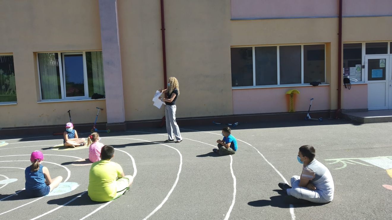 Educația în curtea școlii – modelul de intervenție al Salvați Copiii, acolo unde școala online nu funcționează. Anca Stamin: în 20 de localități am organizat module de recuperare și remediere