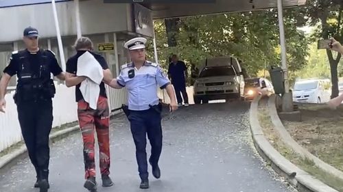 La un an de la accidentul din 2 Mai provocat de un șofer drogat, Consiliul Județean construiește trotuarul pe șoseaua care leagă Vama Veche de 2 Mai