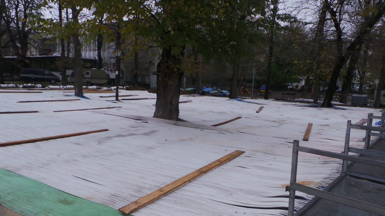 Primăria din Focșani amenajează un patinoar printre copaci