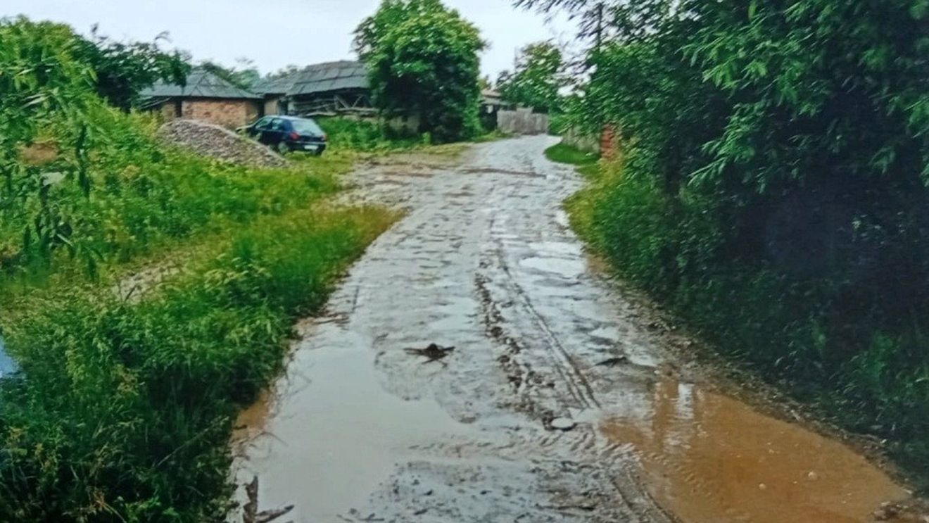 O primărie din județul Bacău, obligată de instanță să asfalteze o stradă / Un locuitor care a muncit 15 ani în Italia a dat în judecată primăria după ce nu a mai asfaltat de 40 de ani strada pe care locuiește / Decizia e definitivă