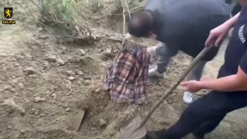 VIDEO Scos din pământ, în viață, după ce a fost înjunghiat și îngropat / Un bărbat din Republica Moldova a supraviețuit după ce a stat îngropat 4 zile într-un beci acoperit cu pământ