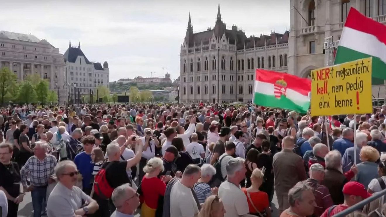 Zeci de mii de oameni au manifestat la Budapesta împotriva lui Viktor Orban