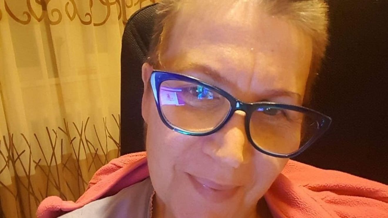 Profesoara din Cluj care predă online, deși are cancer în stadiul patru: Asta mă motivează. Uit de mine, de durere, de greață, de rău. Sunt acolo pentru elevi, asta am  făcut o viață întreagă, e ceea ce iubesc