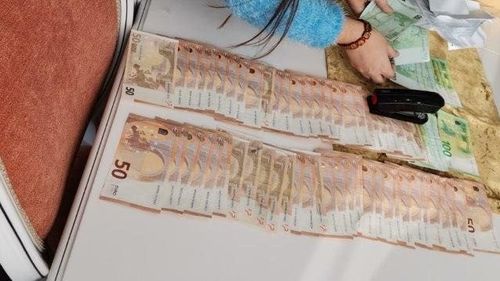 FOTO Un milion de euro, 800.000 de dolari, bijuterii și mașini de lux ridicate de procurori de la ”fabrica de permise false” din Suceava. Cum funcționa mecanismul: șpăgi de 300 - 1500 de euro pentru traseu, între 3000- 6000 de euro pentru proba scrisă, potrivit DNA