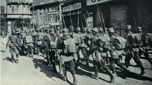 Câteva sute de persoane mărșăluiesc în Capitală pentru a marca 100 de ani de la intrarea Armatei Române în Budapesta