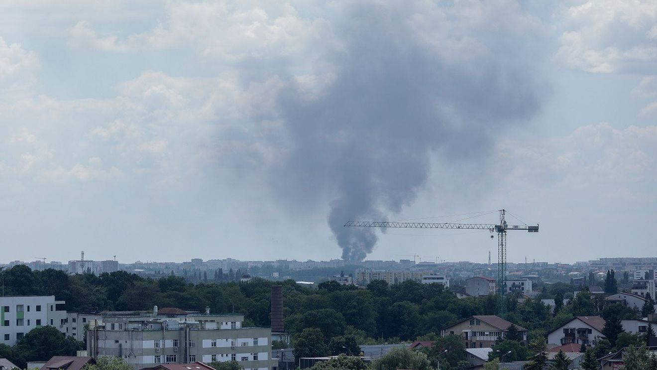 UPDATE Cel puțin un bloc a fost evacuat din pricina pericolului de explozie. Mai multe autospeciale acționează pentru stingerea incendiului izbucnit la centrul de colectare a deșeurilor din Sectorul 6 din București. În interior există butelii