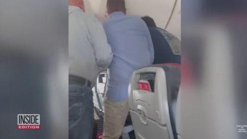 Un pasager a încercat să deschidă uşa unui avion în timpul unui zbor spre Chicago