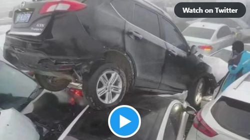 VIDEO China: Ceața provoacă un carambol uriaș pe un pod din Zhengzhou, o persoană a murit