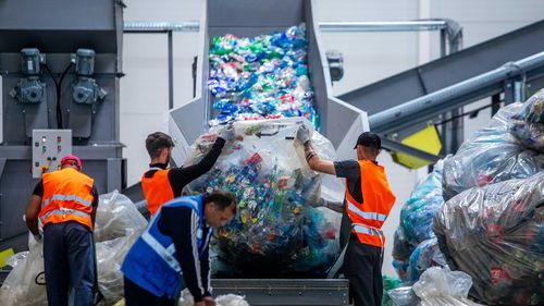 Reţea suspectată că a fraudat Sistemul de Garanţie-Returnare prin dezactivarea dispozitivelor care compactau ambalajele şi reintroducerea acestora în aparate / Prejudiciul depăşeşte un milion de lei / Percheziţii în Mehedinţi, Ilfov şi Bucureşti