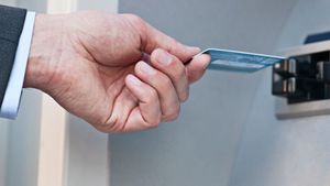 Grupare infracţională specializată în clonarea de carduri, destructurată de procurorii DIICOT Pitești în colaborare cu autorităţile bulgare