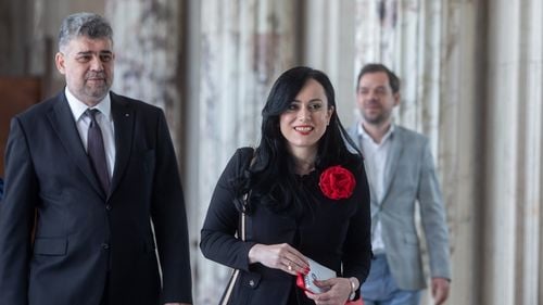 EXCLUSIV Ministrul Muncii Simona Bucura-Oprescu este nașa fiului fostului rector de la Academia SRI, Gheorghe-Teodoru Ștefan, trecut în rezervă după scandalul plagiatelor / A fost și coordonatorul ei de doctorat