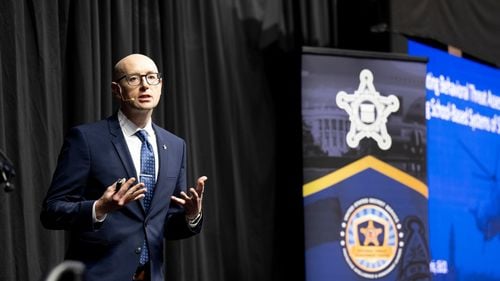 Secret Service promite să coopereze "pe deplin" la o anchetă independentă / Cum a putut atacatorul să ajungă atât de aproape de Donald Trump?