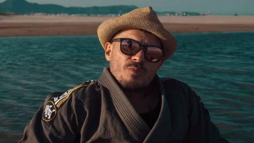 Rapperul clujean Cumicu, condamnat la 6 ani de închisoare cu executare pentru trafic de droguri / A cumpărat din Spania 4,5 kg de canabis și le-a trimis în România / A fost prins când urma să ia pachetul