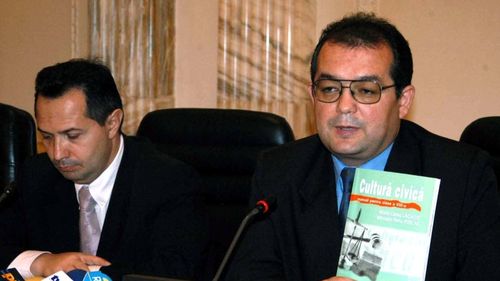 Alianțe cu partide extremiste: cum au votat PNL și PD în 2003 cot la cot cu PRM-ul lui Vadim o moțiune de cenzură / USR PLUS, alături de AUR în 2021 pentru a-l da jos pe Florin Cîțu