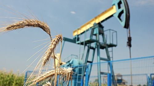 Piețele globale sub presiune: petrolul urcă la 90 de dolari pe baril, bursele continuă scăderea