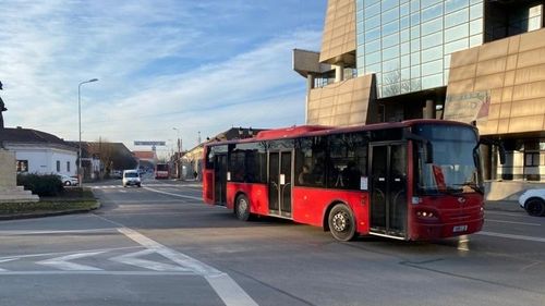 Firma de transport public din Alba Iulia suspendă gratuitățile pentru pensionari și elevi. Primăria nu mai plătește facturile vechi și refuză să atribuie noul contract, după finalizarea licitației