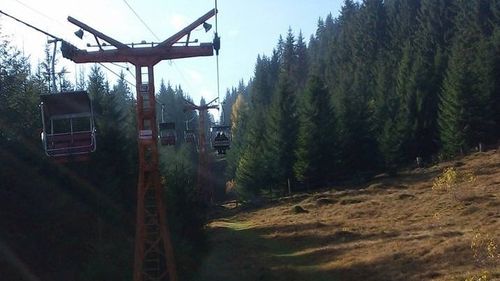 Un șofer cu mașină de teren care a intrat într-o zonă interzisă a blocat 50 de persoane timp de câteva ore în telescaunul din Vatra Dornei