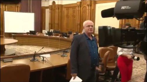 VIDEO Gest fără precendent: Toți jurnaliștii prezenți la Comisia Iordache au refuzat să îi ia declarații lui Eugen Nicolicea