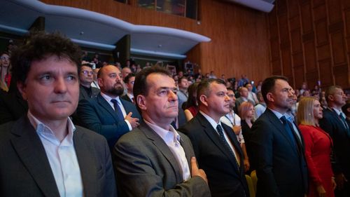 Orban îi îndeamnă pe USR-iști să accepte alianța, pentru câștigarea alegerilor / Mesaj la adresa lui Ciolacu: Covrigarul șef promite că vor umbla câinii cu colaci în coadă, dar românii vor vedea doar gaura de la covrig