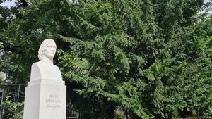 Nicușor Dan: Am obţinut autorizaţia pentru curăţarea statuilor. Chipuri mai luminoase pentru Eminescu şi Creangă în Cişmigiu / Val de ironii la adresa edilului: „Pute înfiorător. Nu vă pute, că e vizavi de Primărie?”