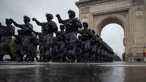 Repetiţii pentru Parada Militară Naţională, la Bucureşti / Peste 1.500 de participanţi, dintre care 150 sunt străini / 130 de mijloace tehnice, dintre care 40 de aeronave