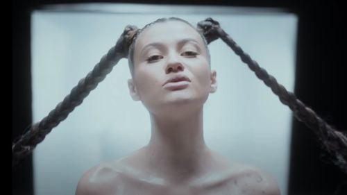 Cântăreața Erika Isac, amenințată cu moartea înaintea unui concert la Medgidia. Artista e cunoscută pentru mesajele feministe ale pieselor