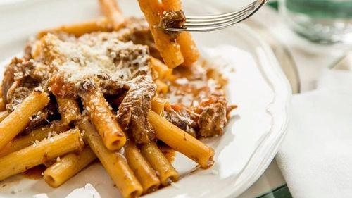 Paste alla genovese, cu sos de carne fără roșii, rețetă tradițională napoletană plină de legende. Carnea merge nu doar la paste, ci și în sandvișuri sau salate