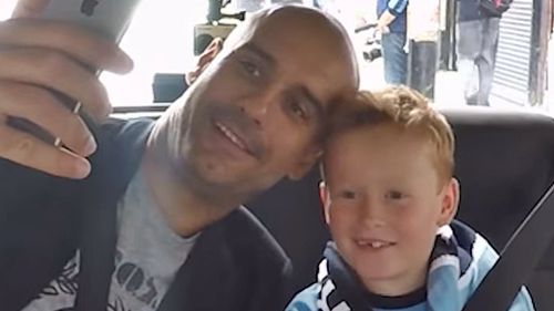 VIDEO: Povestea care a emoționat fotbalul - Guardiola, revedere în lacrimi cu fanul care a crescut odată cu trofeele câștigate de iberic la Manchester City