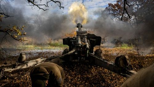 Adăposturile îngropate nu mai ajută pe frontul din Ucraina / Două obuziere rusești D-30, distruse deși erau camuflate sub pământ