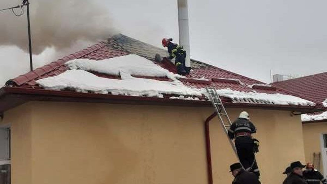 Pompierii au intervenit cu patru autospeciale pentru a stinge incendiul care a cuprins o școală din Botoșani